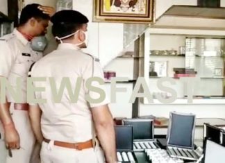 Burglary in jewelery showroom, police engaged in investigation