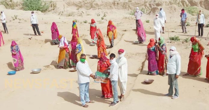 MNREGA workers showed generosity, presented two hundred meters of cloth for masks