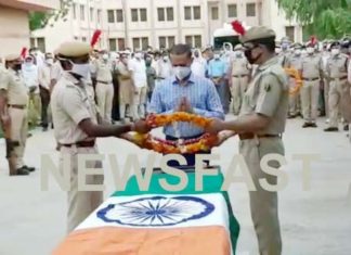 Police officers paid tribute to SI Ghulam Nabi