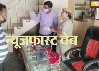 Police patrol open poll, burglary in jewelery showroom