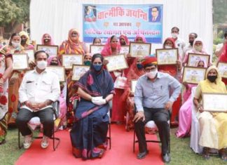 Mayor honors senior women scavengers on Valmiki Jayanti