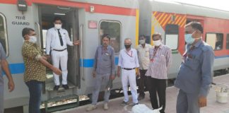 Railway club welfare committee resumes mask distribution work, watch video ...