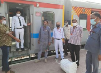 Railway club welfare committee resumes mask distribution work, watch video ...