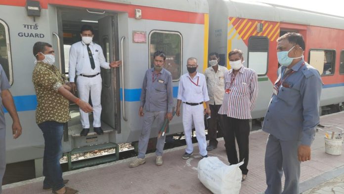 Railway club welfare committee resumes mask distribution work, watch video ...