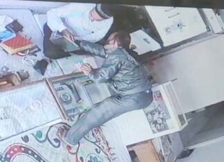 15 grams of gold stolen by tricking shopkeeper, watch video...