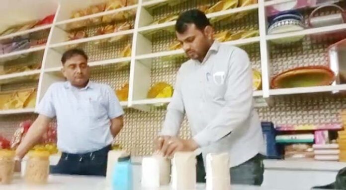 Health department team's action on Khandelwal sweets, samples taken, watch video...