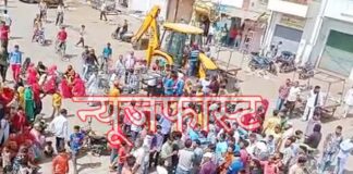 Bulldozer ran in Phadbazar, people protested