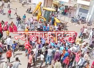 Bulldozer ran in Phadbazar, people protested