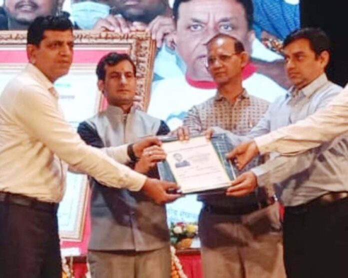 District Nursing Officer Sunil Sen honored at state level function