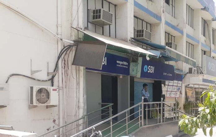 ATMs are being kept closed under the guise of lack of connectivity, silver of customer service centers