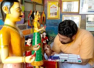 Ramkumar is giving different identity to Gangaur idols with golden pen, watch video...