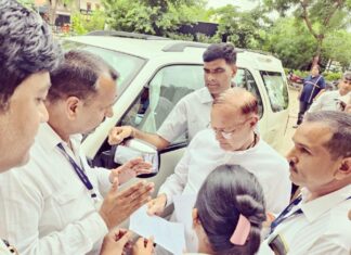 Nurses sitting on dharna gave memorandum to education minister, protest continues