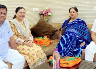 Greeting Vasundhara Raje in Mahavir Ranka's office