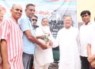 Education Minister felicitated Bhavani Joshi of Bikaner Press Club