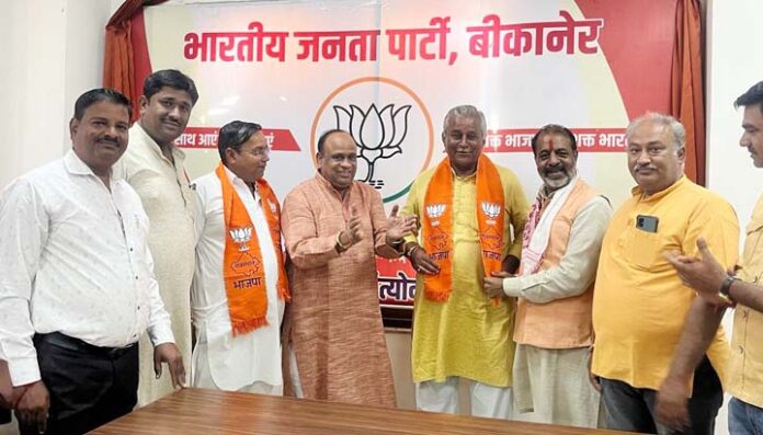 Jethanand Vyas of Hindu Jagran Manch joins BJP from RSS