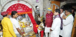 Dr. BD Kalla along with Vaibhav Gehlot paid obeisance at Ramdevji temple located in Sujandesar.