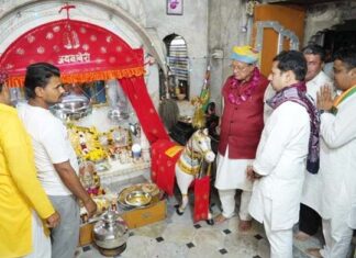 Dr. BD Kalla along with Vaibhav Gehlot paid obeisance at Ramdevji temple located in Sujandesar.