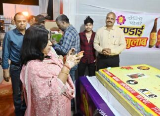 Bhikharam Chandmal Group made a huge cake of 135 kg and gave the message of voting.