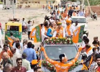 Flowers showered on the road show, welcome at many places, watch video…