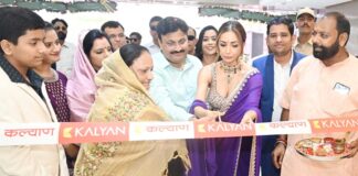 Actress Malaika Arora inaugurated the first showroom of Kalyan Jewelers