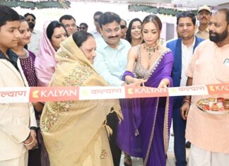 Actress Malaika Arora inaugurated the first showroom of Kalyan Jewelers