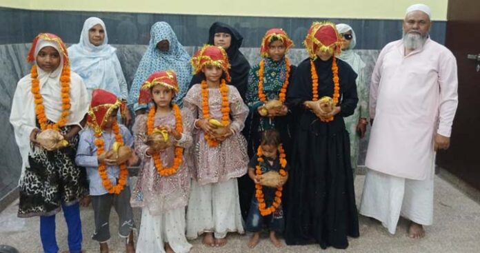 Muslim families performed Kanya Pujan, covered their daughters with mother's dupatta