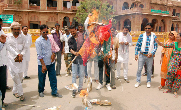 मुख्यमंत्री का पुतला फूंका मुख्यमंत्री का पुतला फूंका