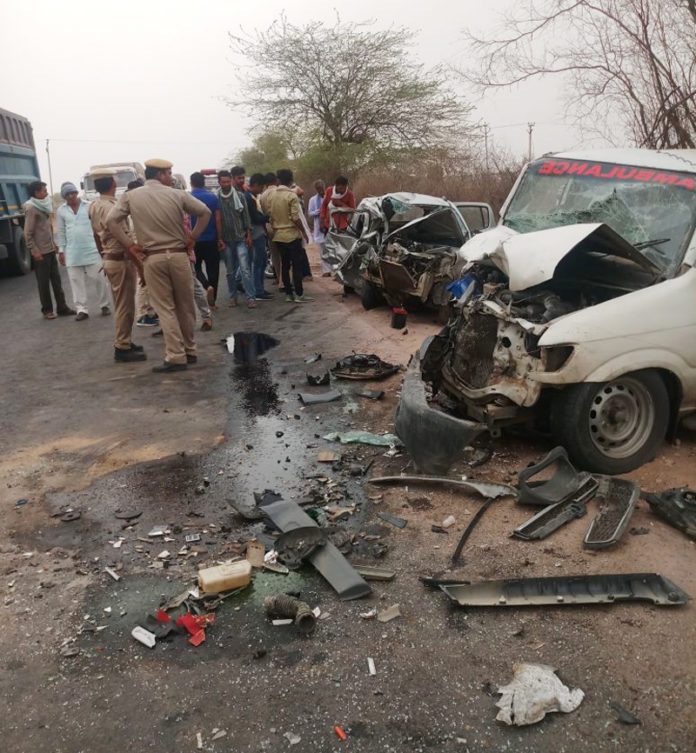 एम्बूलेंस-कार की भिड़न्त