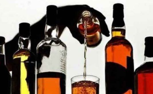 अवैध शराब पर दबिश : पुलिस पर हमला, गाड़ी के शीशे तोड़े