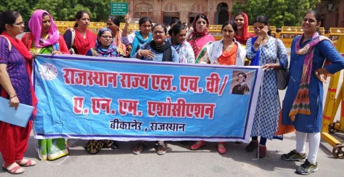 महिला कर्मियों महिला कर्मियों