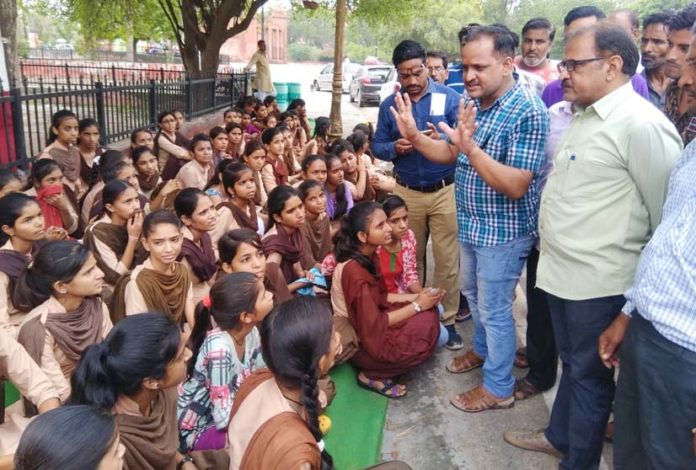 शिक्षक का तबादला