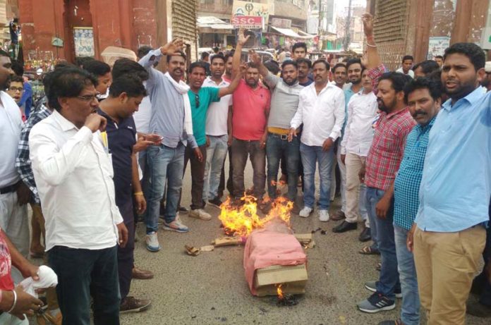 सीएम का पुतला फूंका