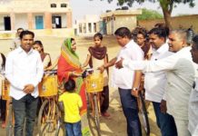 छात्राओं को साइकिलें वितरित छात्राओं को साइकिलें