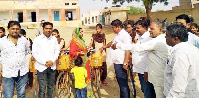 छात्राओं को साइकिलें