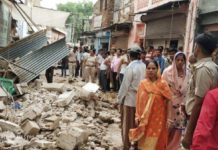 फड़बाजार में गिरा मंदिर का हिस्सा फड़बाजार