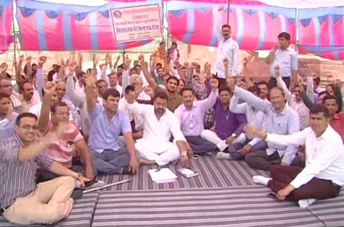 वेतन कटौती