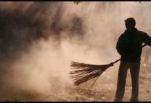 सफाईकर्मी की मिली है नौकरी तो करनी ही होगी सफाई सफाईकर्मी