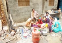 हो गई गरीब मार… बेपरवाही से परिवार आया सड़क पर.. देखें फोटो व वीडियो