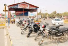 यातायात पुलिस कर रही वाहनों की चौकीदारी