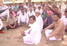 सरकारी नौकरी और मुआवजे की मांग पर अड़े परिजन करंट की चपेट