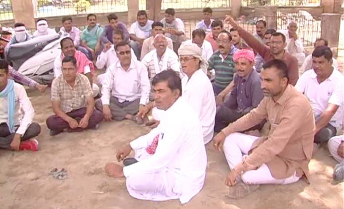 करंट की चपेट करंट की चपेट