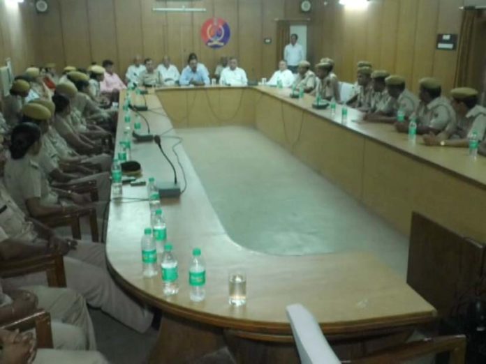 पुलिस कर्मियों