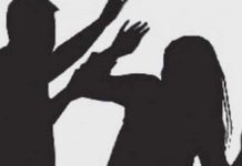 पत्नी पर कुल्हाड़ी से वार, पति लटका फंदे पर पत्नी पर कुल्हाड़ी से वार