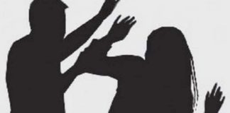 पत्नी पर कुल्हाड़ी से वार