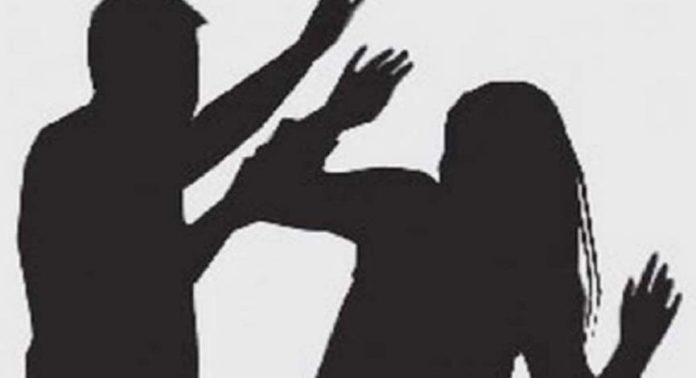 पत्नी पर कुल्हाड़ी से वार