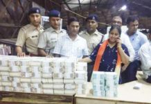 खुला ट्रेन का पार्सल यान, निकले नोटों के बंडल ट्रेन