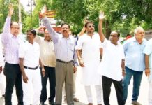 कार्यालय को कब्जा मुक्त करवाने के लिए सैकड़ों व्यापारियों ने बनाई मानव शृंखला….देखें वीडियो