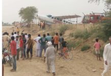 दीवार से टकराया विमान, हादसा टला विमान