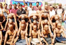 नौकरी नहीं मिली, विरोधस्वरूप करवा लिया मुंडन