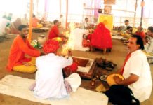 ग्यारह कुंडीय विष्णु महायज्ञ में उमड़ रहे श्रद्धालु